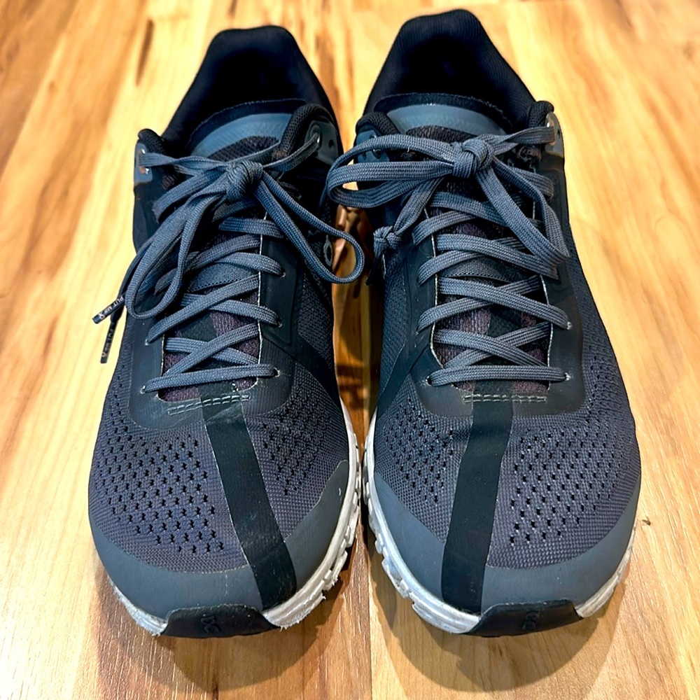On cloud Helion sneakers. Used. Size 7.5.